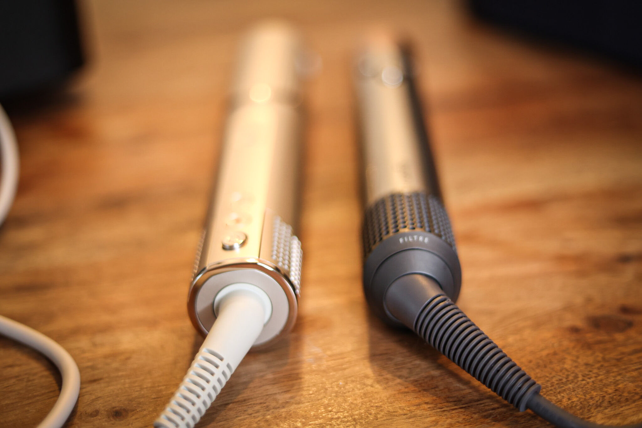 Вы можете увидеть гибкие кабели Shark FlexStyle и Dyson Airwrap.